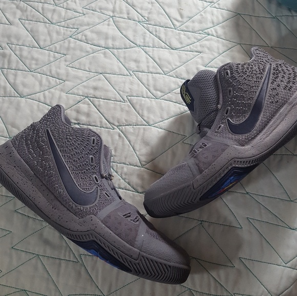 Nike Kyrie 3 Basketball Boys Shoes - Picture 3 of 5